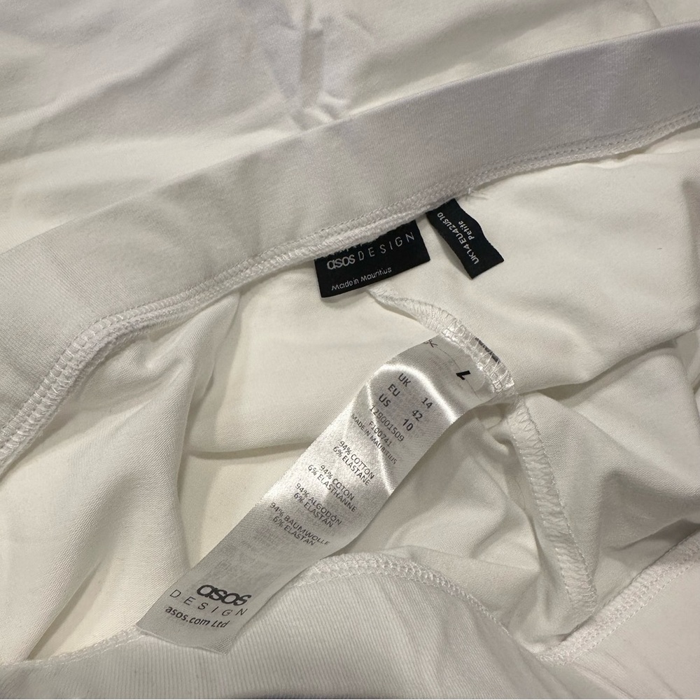 ASOS DESIGN Petite Split Front Tennis Skort in White - Picture 4 of 5